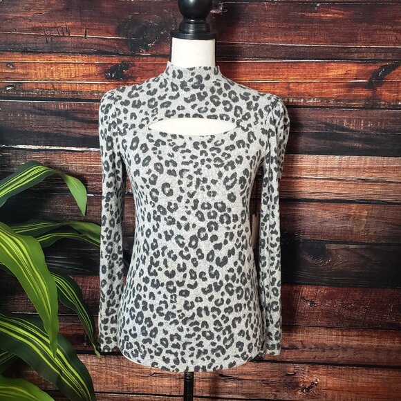 NWT No Frills LA Top M Soft Rayon Long Sleeve Cutout Leopard Gray - Picture 7 of 11